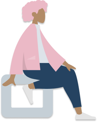 Девушка с розовыми волосами, сидящая на пуфе